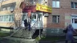 Rusya'da çöken balkonun altından son anda kurtuldular