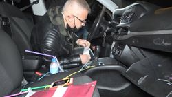Bursa'da otomobille uygulamadan kaçarken polise aracına çarptılar
