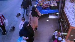 Esenler'de kız çocuğu altın dolu çantayı çaldı