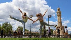 İzmir'de dansçılar, meydanlarda dans etti