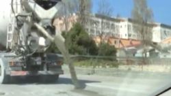 İstanbul'da beton mikseri, beton döke döke trafikte ilerledi