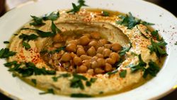 Tahin ve nohutun şöleni: Pratik humus tarifi