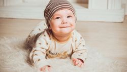 Tummy time ile bebeğinizin motor becerilerini geliştirin