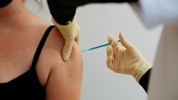 Almanya'da bir kişiye 5 doz koronavirüs aşısı yapıldı