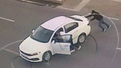 Beyoğlu’nda, hırsızlık yaparken benzini biten aracı ittiler
