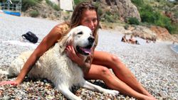 Konyaaltı sahili Rus turist ve köpeğine kaldı