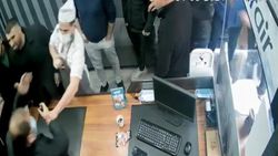 Beyoğlu'nda komşu esnafın iş yerini bastılar