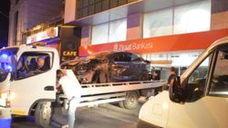 İstanbul’da makas atan otomobil bankaya girdi
