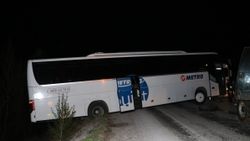 Sivas'ta yolu şaşıran şoförün kullandığı otobüs şarampolde asılı kaldı