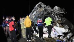 İzmir'de bariyerlere çarpan tırdaki 2 kişi öldü