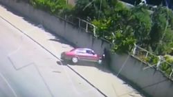 Antalya'da kaldırımda oturan adama aracın çarpma anı