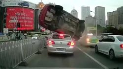 Çin'de kaza yapan sürücü, araçların üzerine uçtu