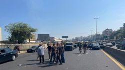 Lübnanlılar ile Suriyeliler arasında trafik ortasında kavga