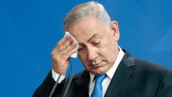 Hamas ile ateşkese varan Netanyahu İsrail'de topa tutuldu