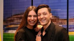 Amine Gülşe ve Mesut Özil'in servet değerinde saatleri