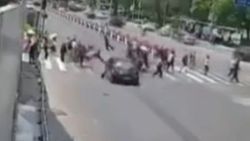 Çin'de korkunç kaza: Yayaların arasına daldı