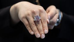 Hong Kong'da 'Sakura' isimli elmas 29.3 milyon dolara satıldı