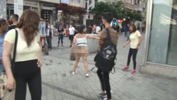 Taksim'in ortasında soyunan Faslı kadın