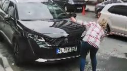 Esenyurt'ta boşanma aşamasındaki kocasının aracına saldırdı