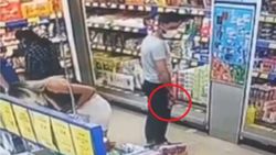 İzmir'de marketteki kadının gizlice fotoğraflarını çekti