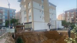 Pendik’te istinat duvarı çöktü