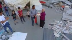 Gazze’de enkaz üzerinde babasının doğum gününü kutladı