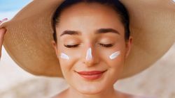 Maske takılsa da güneş koruyucu sürülmeli