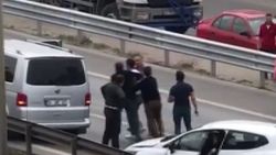 İstanbul'da yol kesip sopalarla saldırdılar