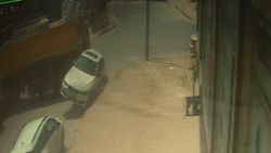 Arnavutköy'de kamyon, lüks aracı ezip geçti