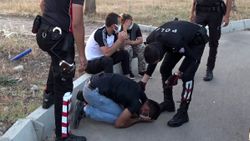Antalya'da uyuşturucuyla yakalanan genç, polise yalvardı