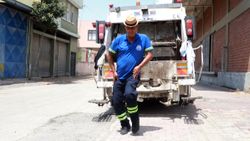 Adana’da temizlik işçisi, çöp toplarken ‘break dans’ yaptı