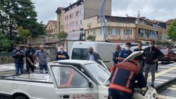Sakarya'da pedalları karıştıran sürücü iş yerine daldı