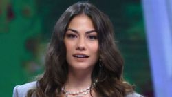 Demet Özdemir, mini şortuyla poz verdi