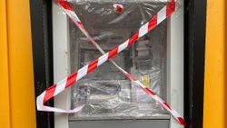 Büyükçekmece’de kartı sıkışınca ATM’yi taşladı