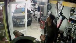 Kağıthane'de üst kattan düşen lastik ustası, telefon görüşmesini sürdürdü