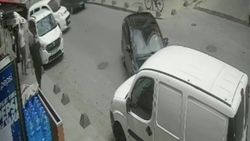 Sultangazi’de üç aracın karıştığı kaza