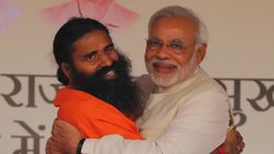 Hindistan'da yoga gurusu Ramdev ile sağlık çalışanları karşı karşıya