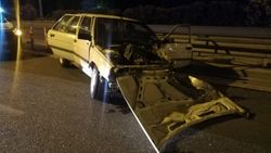 İzmir’de alkollü sürücü önce direğe ardından bariyerlere çarptı