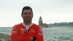 İstanbul'daki futbol hakemi, kentin yollarını bisiklet ile arşınlıyor