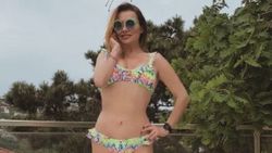 Deniz Seki, bikinili poz verdi