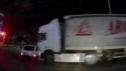 Manisa’da kırmızı ışıkta geçen tır, otomobile çarptı