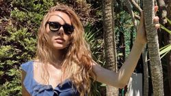 Berfu Yenenler bikinisi ile poz verdi