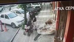 Sultangazi'de bebek arabası kullanıp, yerdeki parayı aldı