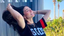 Demet Özdemir'den havuz başı pozu