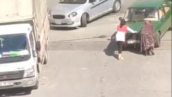 Arnavutköy’de kağıt toplayıcısı kadın, arıza yapan otomobili itti