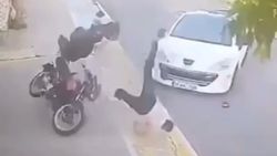 Pendik'te motosiklet sürücüsü metrelerce savruldu