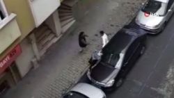 Bağcılar'da hamile eşini, sokak ortasında tekme ve yumrukla dövdü
