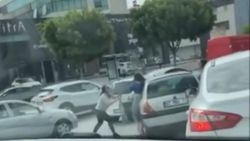 Antalya’da trafik ortasında saç saça baş başa kavga ettiler