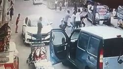 Diyarbakır'da kiralık araçla kaza yaptı; darbedildi