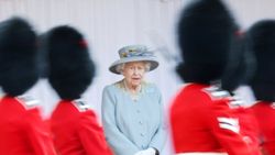 Kraliçe Elizabeth’e doğum günü kutlaması salgın önlemlerine takıldı